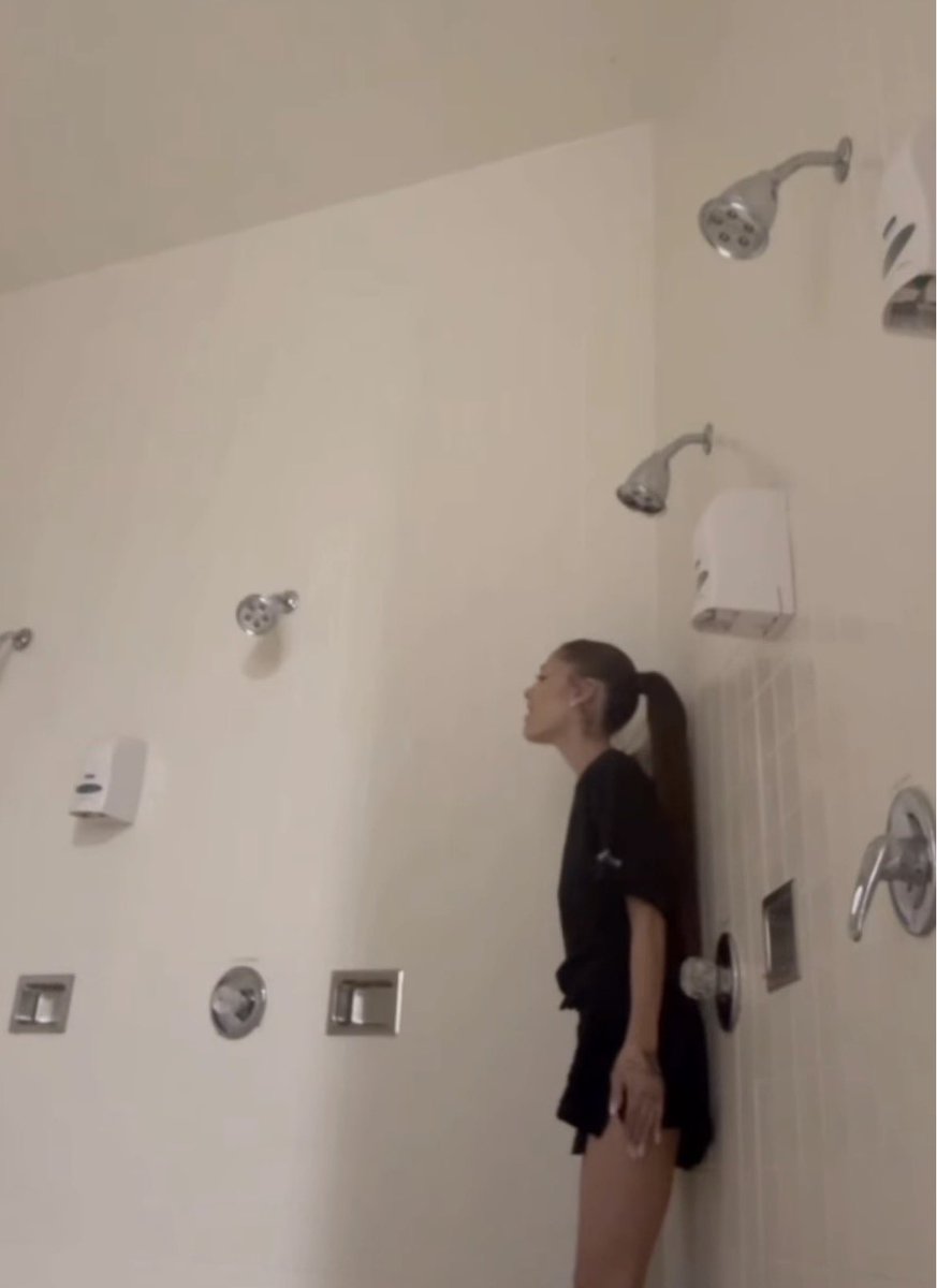 gwstilda's tweet photo. RT @arianatorontour: ari singing where petal originated (we love it) https://t.co/1st4MRmKru