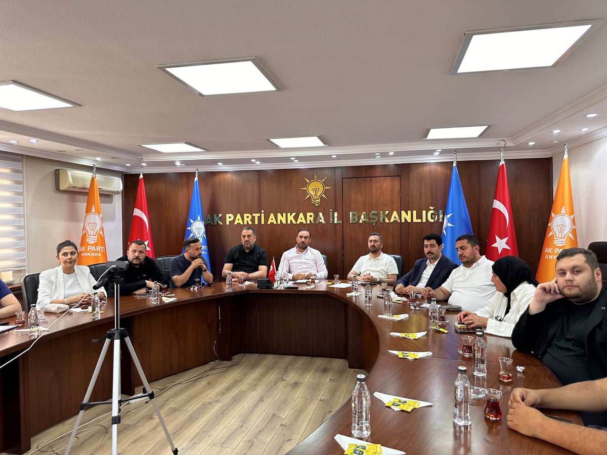 erhansarigol's tweet photo. İlçe Teşkilat Başkanlarımızla video konferans yöntemiyle 15 Temmuz gündemli toplantımızı gerçekleştirdik.

Sonuçları itibarıyla hayırlara vesile olmasını diliyorum. https://t.co/kcn4U6DgYe