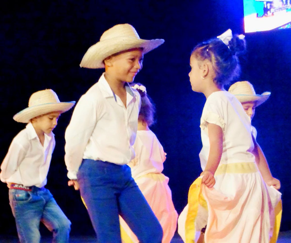 CNCTVGranma's tweet photo. En el emblemático Teatro Bayamo de la ciudad, se desarrolló el acto por la culminación del curso escolar 2025-2026.
La ceremonia contó con la presencia de las máximas autoridades de la provincia: @BarceloOrt92635 , Primera Secretaria del @PartidoPCC  en Granma. https://t.co/RIn6VnQKEt