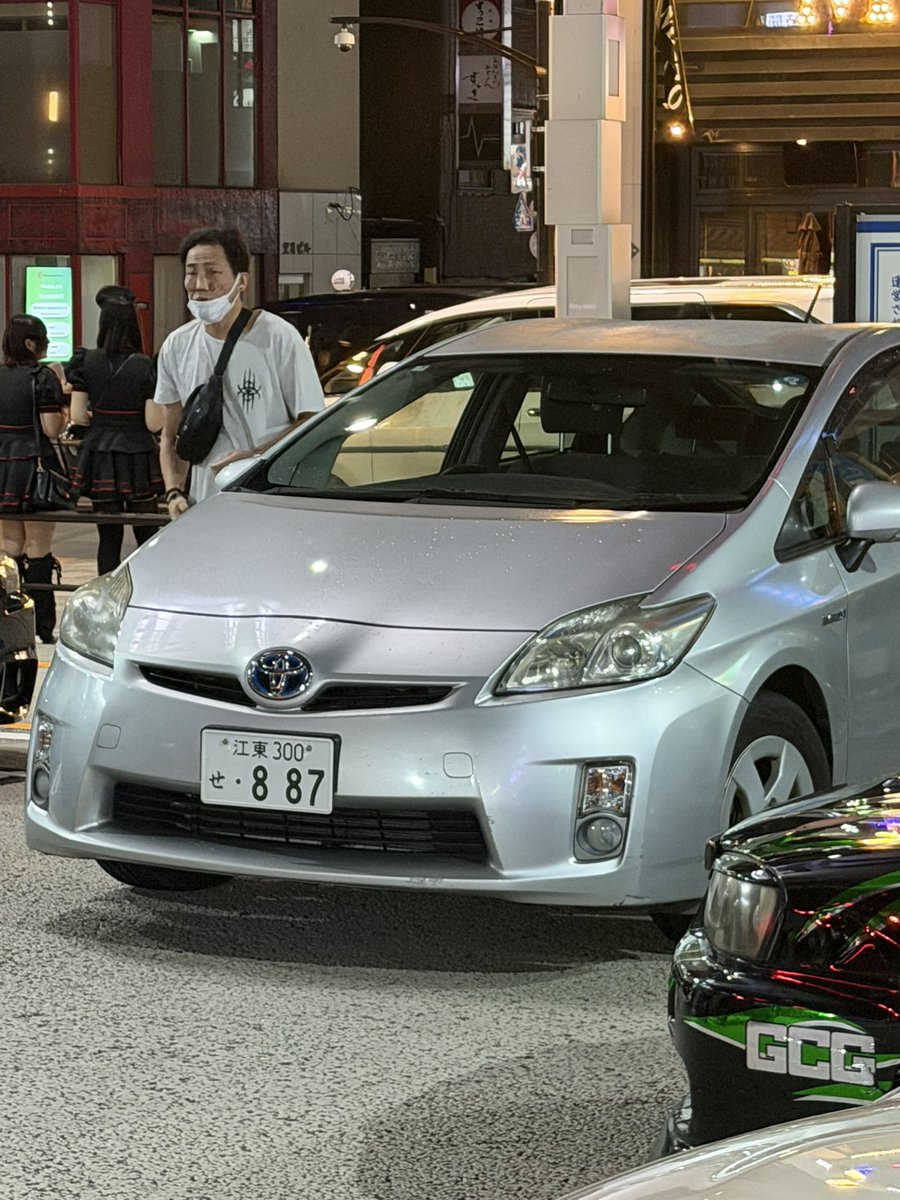 usuke1009's tweet photo. いつも、邪魔なんだけど、こう言うのって、違法駐車じゃ無いの？
料金払わないで、いつも停めてるし、車出すのに邪魔過ぎる！
しかも、このプリウスのせいで、駐車出来ないやん！
営業妨害じゃ無いの？
タクシーも客待ち？
プリウスは送りの車やね

#ecolopark https://t.co/EYNE35Ntcx