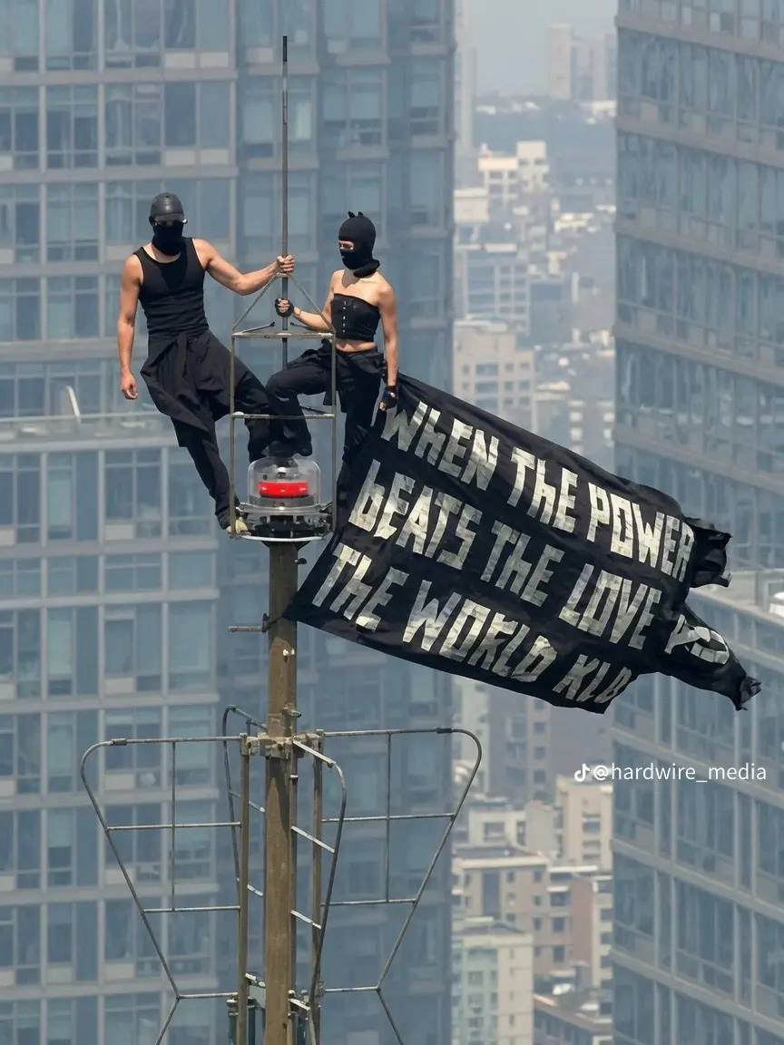 Lammie_Art01's tweet photo. I fully understand why they shouldn’t have done it… but that Empire State Building antenna shot is one of the hardest photos I’ve seen. https://t.co/067T8txZvg
