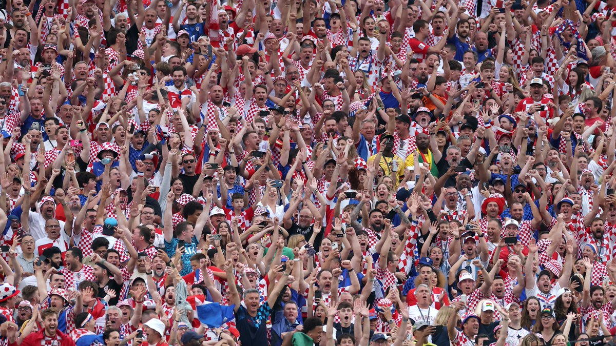 HNS_CFF's tweet photo. Igraj moja #Hrvatska, kad te vidim ja... ❤️‍🔥❤️‍🔥

#WorldCup #Obitelj #Vatreni https://t.co/VevB0Rwd8H