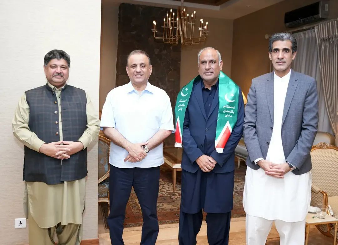 teamaleemkhan's tweet photo. سابق معاون خصوصی برائے وزیراعظم اوورسیز پاکستانیز مخدوم طارق محمود الحسن کی صدر استحکام پاکستان پارٹی عبدالعلیم خان سے ملاقات اور آئی پی پی میں شمولیت 

#AbdulAleemKhan #NHA #FederalMinister #Pakistan #TeamAleemKhan https://t.co/COhnXU3BCw