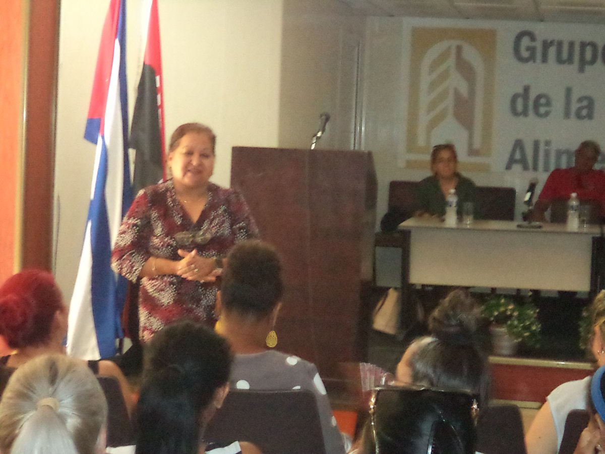 Comunica2015's tweet photo. @TeresaBoue Teresa Amarelle Boué, Dijo: "En las situaciones que vive Cuba, no podemos perder nunca la fe en la Revolución. Defender la Patria es la primera trinchera." #FMC #LaPatriaSeDefiende #AlimentariaPorCuba🇨🇺 https://t.co/0xO9Hfgvbv