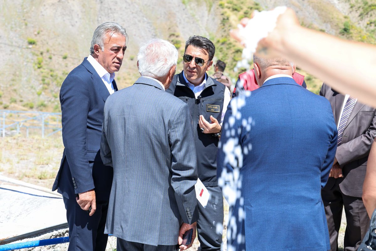 TUNCELITSO's tweet photo. 📍 Pülümür

Odamız tarafından Pülümür Yer Altı Kaynak Tuzu adına alınan Coğrafi İşaret Tescil Belgesi, Pülümür ilçemizde faaliyet gösteren üyemiz Munzur Tuz Ltd. Şti. yetkililerine düzenlenen program kapsamında teslim edildi.

Valimiz Sayın Şefik Aygöl, il ve Pülümür ilçe protokolünün katılımıyla gerçekleştirilen programda, Pülümür Merkez Hiver Mahallesi'nde bulunan üretim sahasında incelemelerde bulunuldu.

Program kapsamında, Pülümür'de üretim yapan;
📌 Balaban Tuz İşletme Sahibi Sayın Mustafa Yıldız'a,
📌 Munzur Tuz İşletme Sahibi Sayın Ali Haydar Tosun'a,

Pülümür Yer Altı Kaynak Tuzu Coğrafi İşaret Tescil Belgeleri, Valimiz Sayın Şefik Aygöl ve Yönetim Kurulu Başkanımız Sayın Hasan Hüseyin Coşkun tarafından takdim edildi.

Coğrafi işaret tescilinin ilimize ve Pülümür ilçemize hayırlı olmasını diliyor, emek veren tüm tuz üreticilerimize üretim süreçlerinde kolaylıklar ve bereketli kazançlar temenni ediyor; Pülümür Yer Altı Kaynak Tuzunun markalaşma yolculuğunda başarılar diliyoruz.
@sefikaygol 
@hasanmurats 
@TunceliValiligi 
@yvzspala