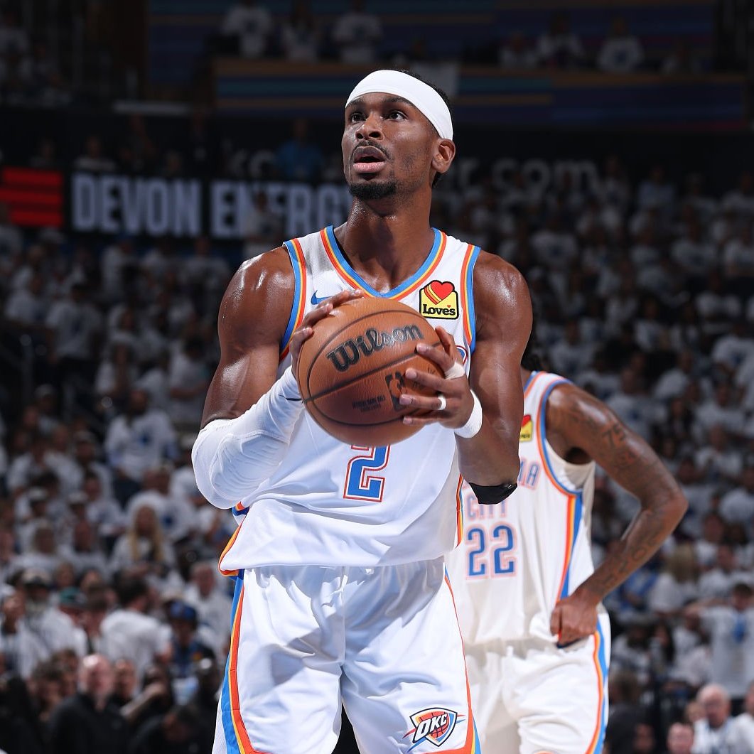 Basket_Infos's tweet photo. La NBA va expérimenter une nouvelle règle lors des prochaines Summer Leagues : la règle du lancer franc unique.

Le principe est simple : lorsqu’une faute donne normalement droit à 1, 2 ou 3 lancers francs, le joueur ne tirera qu’un seul lancer. Mais ce lancer vaudra le nombre total de points qu’il remplace.

Exemple : sur une faute à 3-points, un seul lancer sera tenté, mais il vaudra 3 points.

La règle classique des lancers francs restera toutefois en vigueur dans les deux dernières minutes du 4e quart-temps et pendant toute la prolongation.

L’objectif est clair : fluidifier le jeu et réduire les interruptions. La G League utilise déjà ce système depuis la saison 2019-20.

Vous en pensez quoi ?