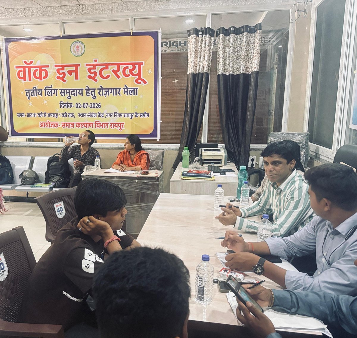 RaipurDistrict's tweet photo. रायपुर में समाज कल्याण विभाग द्वारा आयोजित वॉक-इन इंटरव्यू में प्रदेश के विभिन्न जिलों से आए ट्रांसजेंडर समुदाय के अभ्यर्थियों ने उत्साहपूर्वक हिस्सा लिया।
#walkIn #raipur https://t.co/ZtaYs0BbgM