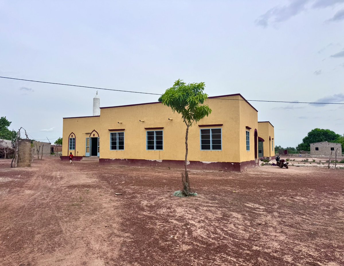 wefaorg's tweet photo. Bir kalıcı eser, yıllar geçse de hayra vesile olmaya devam ediyor. 🕌

2022 yılında Burkina Faso'nun Panga köyünde inşa ettiğimiz La Tahzen Camii; bugün yüzlerce kişinin ibadet ettiği, çocukların ve yetişkinlerin eğitim aldığı bir mekân olarak hizmet vermeyi sürdürüyor.

Desteğiniz, dünyanın farklı coğrafyalarında yeni bir cami, okul veya su kuyusunun hayat bulmasına vesile olabilir.

#WEFA #şimdivefazamanı #kalıcıeser #burkinafaso