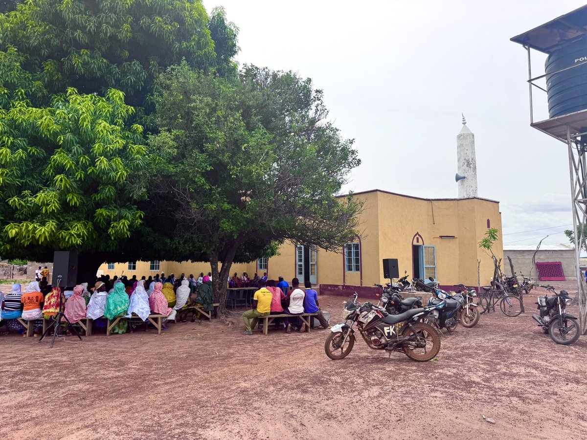 wefaorg's tweet photo. Bir kalıcı eser, yıllar geçse de hayra vesile olmaya devam ediyor. 🕌

2022 yılında Burkina Faso'nun Panga köyünde inşa ettiğimiz La Tahzen Camii; bugün yüzlerce kişinin ibadet ettiği, çocukların ve yetişkinlerin eğitim aldığı bir mekân olarak hizmet vermeyi sürdürüyor.

Desteğiniz, dünyanın farklı coğrafyalarında yeni bir cami, okul veya su kuyusunun hayat bulmasına vesile olabilir.

#WEFA #şimdivefazamanı #kalıcıeser #burkinafaso