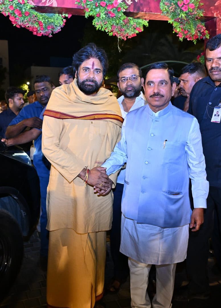 JanaSenaParty's tweet photo. టీటీడీ బోర్డు సభ్యులు, బీజేపీ సీనియర్ నాయకులు శ్రీ గుడిపల్లి భానుప్రకాశ్ రెడ్డి గారి కుమార్తె వివాహ వేడుకకు రాష్ట్ర ఉప ముఖ్యమంత్రి శ్రీ @PawanKalyan గారు హాజరయ్యారు. గురువారం సాయంత్రం, తిరుపతిలోని శ్రీ కన్వెన్షన్ లో జరిగిన వివాహ వేడుకలో పాల్గొని నూతన వధూవరులు డాక్టర్ వైష్ణవి, డాక్టర్ హర్షవర్థన్ లను ఆశీర్వదించారు.  వైవాహిక జీవితంలోకి అడుగుపెడుతున్న నూతన దంపతులకు శుభాకాంక్షలు తెలిపారు.