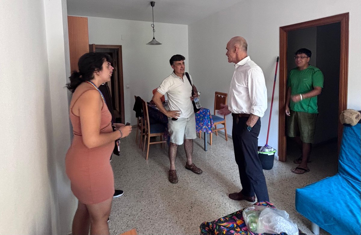 antoniomunozsev's tweet photo. Hoy me he acercado a la residencia Flora Tristán para escuchar la realidad de sus residentes.

Exigimos una respuesta pública para que se mantenga abierta y más implicación por parte de Ayuntamiento y Junta de Andalucía.

Los sevillanos no pueden permitirse la muerte de este proyecto pionero que cumple una labor indispensable en el Polígono Sur.
