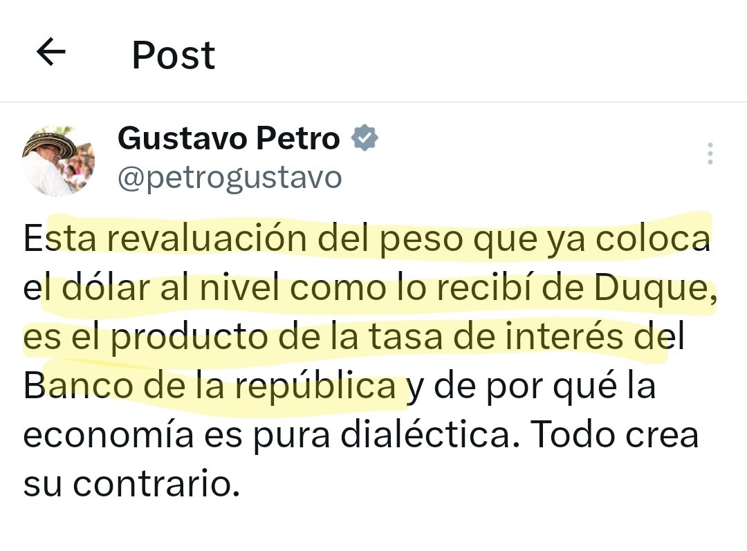 FelipeCamposPC's tweet photo. 📣 No, Petro no bajó el dólar en los últimos dos años. Él mismo lo reconoce.

▪️ La caída del dólar desde 4.500 hasta 3.800 obedeció a tres fuerzas: ⬇️ la más importante: el dólar cayó en el mundo; ⬆️ los problemas fiscales internos empujaban arriba; y ⬇️ las tasas locales muy altas compensaron ese ruido. Por eso el peso terminó bastante alineado con la región.

▪️ El propio Petro dijo a finales del año pasado que la culpa del dólar débil era del Banco de la República. No era la explicación más exacta, pero estaba cerca de la realidad y lejos de atribuirse el logro.

▪️ Ahora bien, desde 2015 sí hemos tenido dos periodos en los que Colombia se separó del mundo especialmente del real brasileño. Y los dos fueron electorales.

▪️ 1. Elección de Petro: de 3.700 a 5.200 y de vuelta. Un gobierno con agenda por encima de la estabilidad macro y unas instituciones que se defendieron.

▪️ 2. Elección de Abelardo: de 3.800 a 3.300. Anuncios de confianza inversionista, estabilidad de las finanzas públicas y respeto institucional.

▪️ La pregunta es la misma que nos hicimos cuando ganó Petro, pero en la dirección contraria: ¿qué tanto podrá cumplir el nuevo presidente sus promesas?