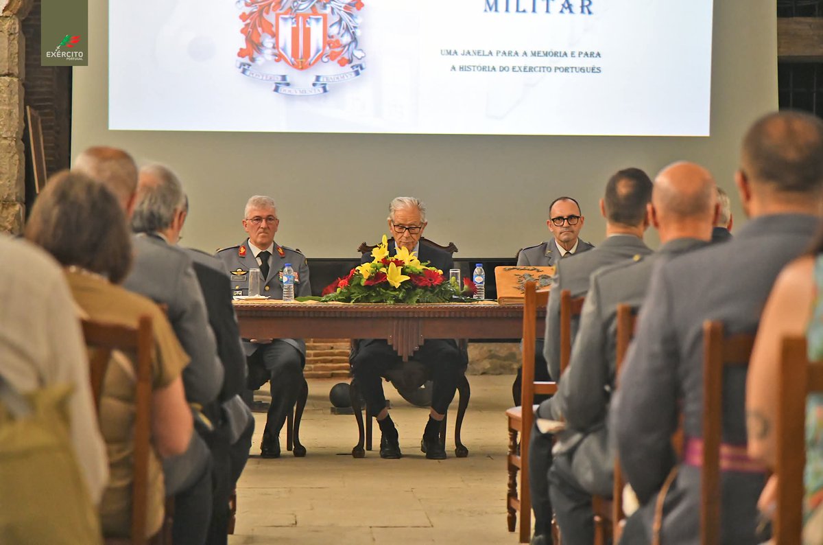 Exercito_pt's tweet photo. 📜 𝐀𝐫𝐪𝐮𝐢𝐯𝐨 𝐇𝐢𝐬𝐭ó𝐫𝐢𝐜𝐨 𝐌𝐢𝐥𝐢𝐭𝐚𝐫 𝐚𝐬𝐬𝐢𝐧𝐚𝐥𝐚 𝟏𝟏𝟓 𝐚𝐧𝐨𝐬 𝐝𝐞 𝐡𝐢𝐬𝐭ó𝐫𝐢𝐚

🪖 O Arquivo Histórico Militar assinalou hoje, no Museu Militar de Lisboa, o seu 115.º aniversário, numa cerimónia presidida pelo Presidente da Liga dos Combatentes, Tenente-General Joaquim Chito Rodrigues, e que contou com a presença de diversas entidades militares e civis.

📚 A cerimónia incluiu a apresentação do balanço das atividades desenvolvidas pelo Arquivo Histórico Militar, a imposição de condecorações a militares que ali prestam serviço e a evocação da vida e obra do General João de Almeida.

✍️ Um dos momentos centrais da cerimónia foi a assinatura do contrato de doação de documentação relativa ao General João de Almeida, entre o Diretor do Arquivo Histórico Militar, Tenente-Coronel Cunha Roberto, por delegação do Chefe do Estado-Maior do Exército, e o Doutor Manuel Leite de Almeida, representante da família.

🏛️ As comemorações terminaram com a inauguração da exposição “João de Almeida: Vida e Obra Militar, Administrativa e Política”, patente nas caves manuelinas do Museu Militar de Lisboa, com curadoria do Doutor Manuel Leite de Almeida.

🇵🇹 Há 115 anos ao serviço da preservação da memória militar portuguesa, o Arquivo Histórico Militar continua a guardar, estudar e valorizar o património documental do Exército e de Portugal.

Desde sempre a honrar Portugal!
#ExércitoPortuguês #AHM #Legado_Histórico #Potencial_Humano #Cooperação_Nacional