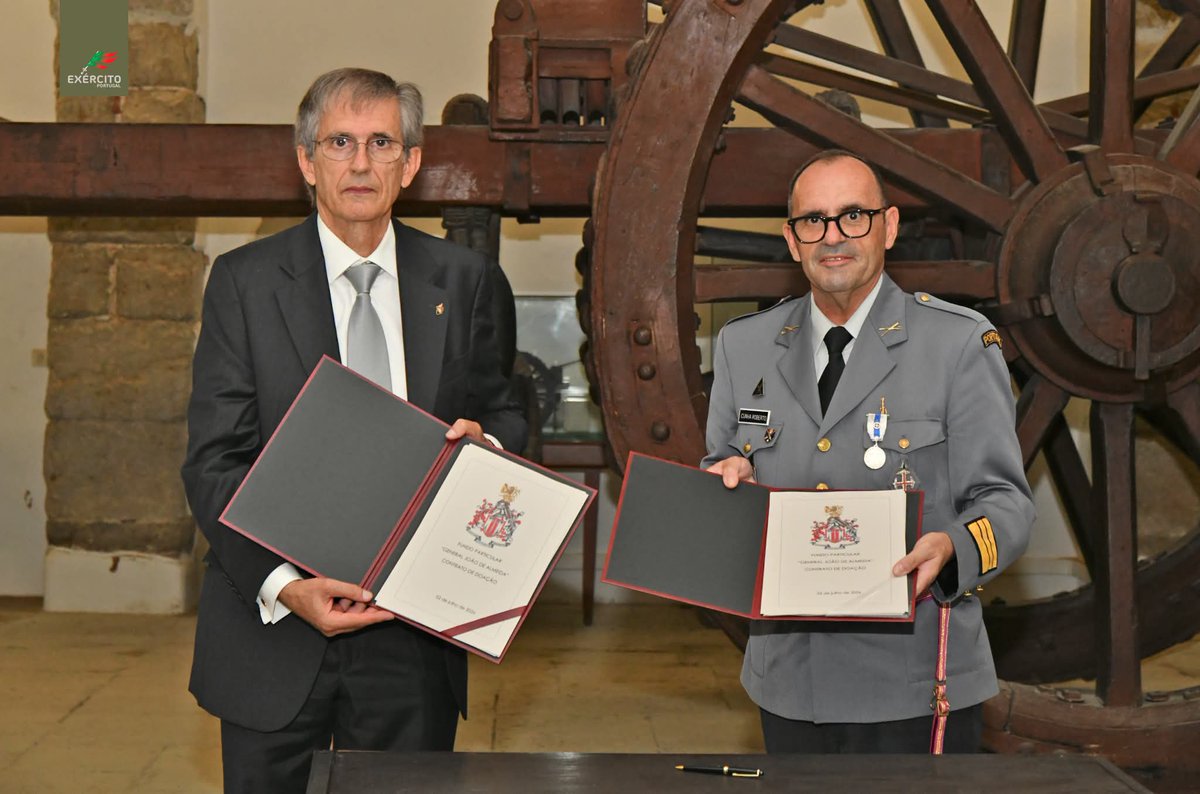 Exercito_pt's tweet photo. 📜 𝐀𝐫𝐪𝐮𝐢𝐯𝐨 𝐇𝐢𝐬𝐭ó𝐫𝐢𝐜𝐨 𝐌𝐢𝐥𝐢𝐭𝐚𝐫 𝐚𝐬𝐬𝐢𝐧𝐚𝐥𝐚 𝟏𝟏𝟓 𝐚𝐧𝐨𝐬 𝐝𝐞 𝐡𝐢𝐬𝐭ó𝐫𝐢𝐚

🪖 O Arquivo Histórico Militar assinalou hoje, no Museu Militar de Lisboa, o seu 115.º aniversário, numa cerimónia presidida pelo Presidente da Liga dos Combatentes, Tenente-General Joaquim Chito Rodrigues, e que contou com a presença de diversas entidades militares e civis.

📚 A cerimónia incluiu a apresentação do balanço das atividades desenvolvidas pelo Arquivo Histórico Militar, a imposição de condecorações a militares que ali prestam serviço e a evocação da vida e obra do General João de Almeida.

✍️ Um dos momentos centrais da cerimónia foi a assinatura do contrato de doação de documentação relativa ao General João de Almeida, entre o Diretor do Arquivo Histórico Militar, Tenente-Coronel Cunha Roberto, por delegação do Chefe do Estado-Maior do Exército, e o Doutor Manuel Leite de Almeida, representante da família.

🏛️ As comemorações terminaram com a inauguração da exposição “João de Almeida: Vida e Obra Militar, Administrativa e Política”, patente nas caves manuelinas do Museu Militar de Lisboa, com curadoria do Doutor Manuel Leite de Almeida.

🇵🇹 Há 115 anos ao serviço da preservação da memória militar portuguesa, o Arquivo Histórico Militar continua a guardar, estudar e valorizar o património documental do Exército e de Portugal.

Desde sempre a honrar Portugal!
#ExércitoPortuguês #AHM #Legado_Histórico #Potencial_Humano #Cooperação_Nacional