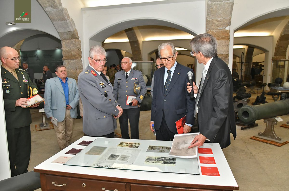 Exercito_pt's tweet photo. 📜 𝐀𝐫𝐪𝐮𝐢𝐯𝐨 𝐇𝐢𝐬𝐭ó𝐫𝐢𝐜𝐨 𝐌𝐢𝐥𝐢𝐭𝐚𝐫 𝐚𝐬𝐬𝐢𝐧𝐚𝐥𝐚 𝟏𝟏𝟓 𝐚𝐧𝐨𝐬 𝐝𝐞 𝐡𝐢𝐬𝐭ó𝐫𝐢𝐚

🪖 O Arquivo Histórico Militar assinalou hoje, no Museu Militar de Lisboa, o seu 115.º aniversário, numa cerimónia presidida pelo Presidente da Liga dos Combatentes, Tenente-General Joaquim Chito Rodrigues, e que contou com a presença de diversas entidades militares e civis.

📚 A cerimónia incluiu a apresentação do balanço das atividades desenvolvidas pelo Arquivo Histórico Militar, a imposição de condecorações a militares que ali prestam serviço e a evocação da vida e obra do General João de Almeida.

✍️ Um dos momentos centrais da cerimónia foi a assinatura do contrato de doação de documentação relativa ao General João de Almeida, entre o Diretor do Arquivo Histórico Militar, Tenente-Coronel Cunha Roberto, por delegação do Chefe do Estado-Maior do Exército, e o Doutor Manuel Leite de Almeida, representante da família.

🏛️ As comemorações terminaram com a inauguração da exposição “João de Almeida: Vida e Obra Militar, Administrativa e Política”, patente nas caves manuelinas do Museu Militar de Lisboa, com curadoria do Doutor Manuel Leite de Almeida.

🇵🇹 Há 115 anos ao serviço da preservação da memória militar portuguesa, o Arquivo Histórico Militar continua a guardar, estudar e valorizar o património documental do Exército e de Portugal.

Desde sempre a honrar Portugal!
#ExércitoPortuguês #AHM #Legado_Histórico #Potencial_Humano #Cooperação_Nacional