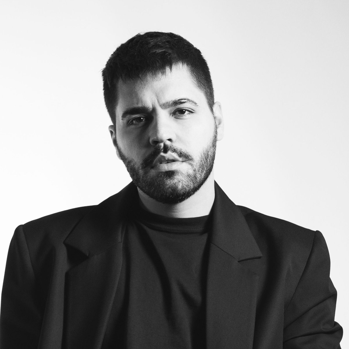 onedio's tweet photo. Emir Can İğrek: (Deniz Göktaş'ın gözaltına alınması hk.)

"Sanat apolitikleştirilemez ve hayattan koparılamaz. Hayatın kendisi politiktir; sanat da hayatın kendisini ortaya koyar.

Apolitik sanatı kabul edersek, etliye sütlüye karışmadan para kazanan ticari figürlere dönüşür; insanlığımızdan ve sanatçılığımızdan uzaklaşırız.

Elbette değerlerimiz ve inançlarımız önemlidir. Kendi hayatlarımızda doğru olanı yaparak değerlerimize ve inançlarımıza sahip çıkmalıyız. Ben, "Sanatçı sanatını yapsın, beğenmeyen gitmesin." ikliminde yaşamak isterdim."

Deniz'in ve bugün tutuklanmamış olsa da otosansür uygulamak zorunda kalan, yaratıcılığını kısıtlayan, belki de korkan tüm sanatçılarımızın ve halkımızın yanındayım.

Yanlarında olmamın hiçbir şeyi değiştirmeyeceğinin elbette farkındayım. Ancak fikirlerimi söylemeden hayatıma devam ettiğimde, kendime olan saygım azalıyor."

"Sen sanatını yap." diyeceklere de şimdiden şunu söylemek isterim: Sanatçının hayatı sanatıdır. Tavrı ve duruşu da sanatçılığının ayrılmaz bir parçasıdır.