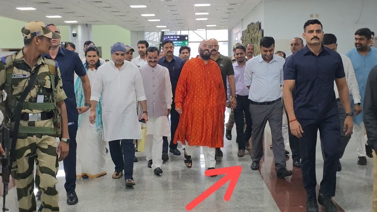 khurpenchh's tweet photo. छतरपुर एयरपोर्ट पर राष्ट्रपति अनंत अम्बानी का स्वागत करते DM पार्थ जाइसवाल , https://t.co/YAljSAfzny