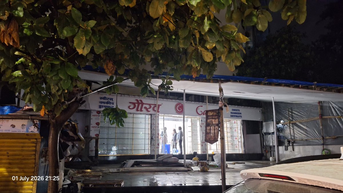revati_3's tweet photo. मा. अतिक्रमण विभाग, माझ्या यापूर्वी सादर केलेल्या तक्रारी व निवेदनांवरही कृपया तातडीने कार्यवाही करावी. कृपया माझ्या टेरेसवरून प्रत्यक्ष पाहणी करून पॅरापेट भिंतीला जोडलेले अनधिकृत धातूचे एक्स्टेन्शन, त्यावरील पावसाळी शेड, विद्युत वायरिंग व इतर संरचनांची पडताळणी करावी. नियमभंग आढळल्यास तात्काळ कायदेशीर कारवाई करून मला लेखी कळवावे#illegal#Thane#Bramhand
