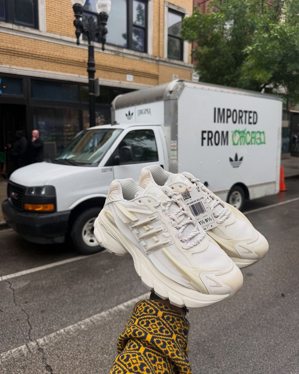 JustFreshKicks's tweet photo. Pharrell x adidas VIRGINIA Adistar Jellyfish "Triple White” 🪼

• July 15th
• $300 https://t.co/n6KXPn8a8M