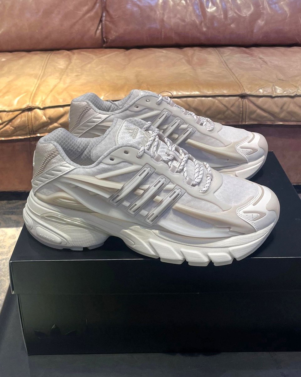 JustFreshKicks's tweet photo. Pharrell x adidas VIRGINIA Adistar Jellyfish "Triple White” 🪼

• July 15th
• $300 https://t.co/n6KXPn8a8M