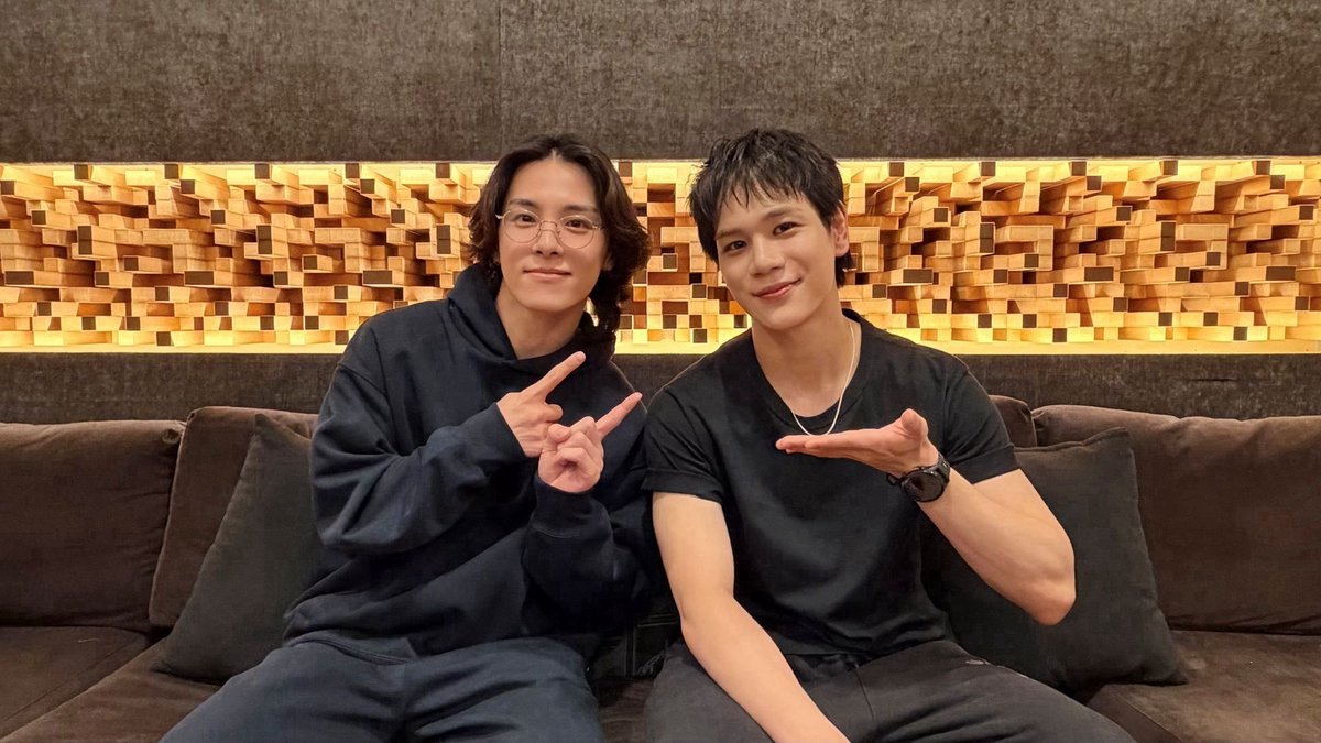 kii_0takumii__'s tweet photo. 🍓作曲するにあたってすぐに頭に浮かんだのは「むらさきいろ」でした。
赤色は愛、私。青色は青春、貴方。が混ぎり合った様な物語だと感じその要素を入れました。
昨日の拓メでむらさきいろ背景の薔薇の絵の特大スポきていたやばい https://t.co/EqLDh2nWyG