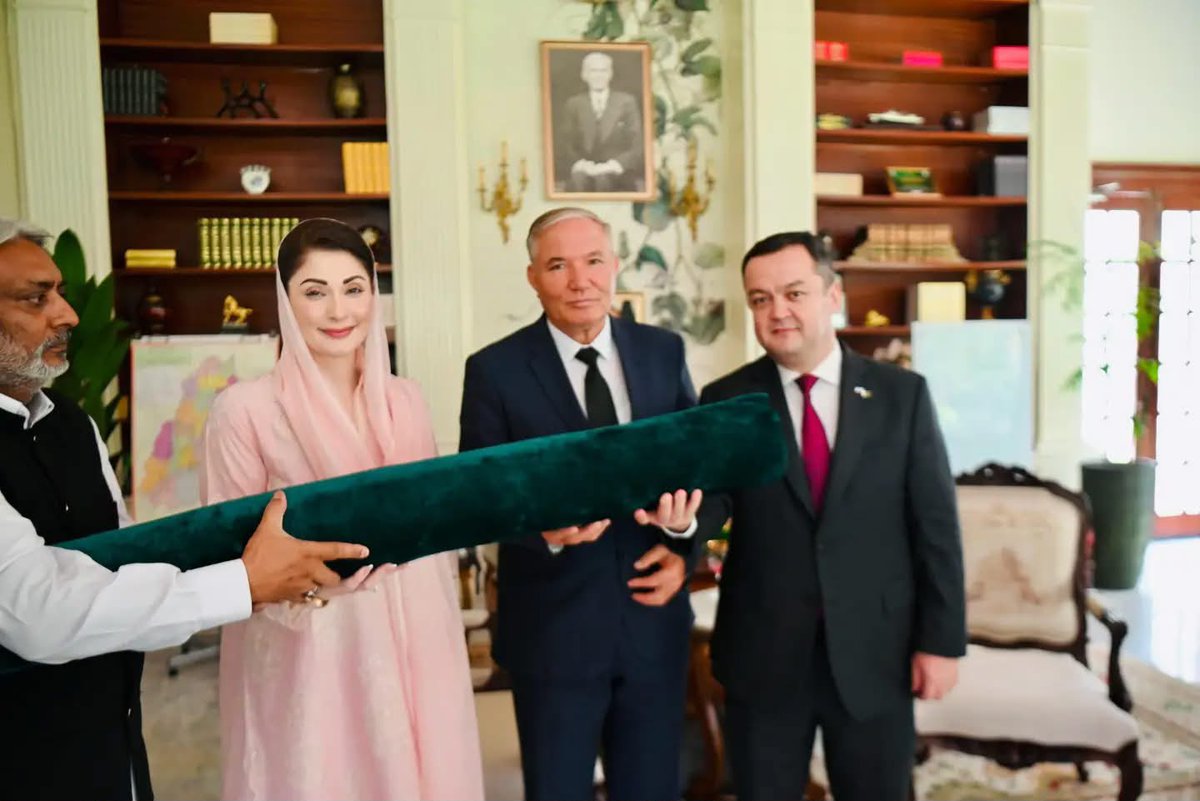 Pmln_INTL's tweet photo. ازبکستان کی خودمختار جمہوریہ قراقلپاقستان کے وفد نے وزیرِ اعلیٰ پنجاب مریم نواز شریف سے ملاقات کی۔

وفد نے پنجاب کو قراقلپاقستان کے خصوصی اقتصادی زون میں شمولیت اور سرمایہ کاری کی دعوت دی، جو پنجاب کے ترقیاتی ماڈل سے متاثر ہو کر قائم کیا جا رہا ہے۔ https://t.co/zZACqqUvJN