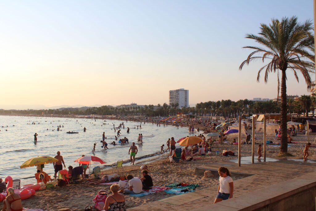 universitatURV's tweet photo. 🏖️Un estudi de la #URV revela que els turistes de la Costa Daurada que es desplacen en cotxe també estan disposats a utilitzar el transport públic si és una opció atractiva, una oportunitat per reduir l'impacte ambiental del sector.

👉https://t.co/Xk1pYKUZhv https://t.co/XZrOH0Y5ii