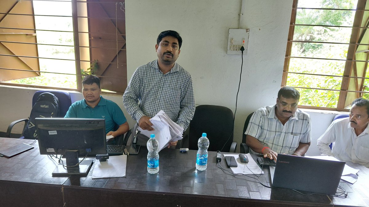 IPRDSARAIKELLA_'s tweet photo. ईचागढ़ प्रखंड अंतर्गत पंचायत भवन, गौरांगकोचा में लर्नर लाइसेंस हेतु शिविर आयोजित किया गया। शिविर में पातकुम, गौरांगकोचा, मैसाड़ा, चिमटिया, बांदू, गुडदड़ी एवं लेपाटांड़ पंचायतों के स्लॉट बुक कर चुके आवेदकों के दस्तावेजों का सत्यापन एवं लर्नर लाइसेंस परीक्षा संपन्न कराई गई। https://t.co/phmP4i20d5