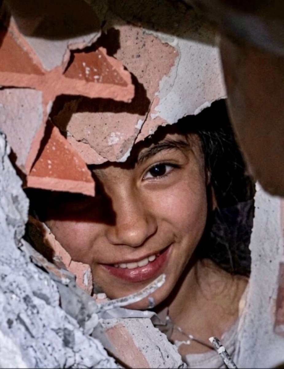 ultimahsv's tweet photo. #Internacionales | 🇻🇪🙏¡La sonrisa de la esperanza! Fabiana Blanco, una niña de 12 años, logró ser rescatada con vida de entre los escombros de un edificio en el estado de La Guaira, Venezuela.

Su valentía y sonrisa llena de esperanza durante el rescate, conmovieron al mundo; ¡un ejemplo admirable de resiliencia! ✨

📹: Cortesía.