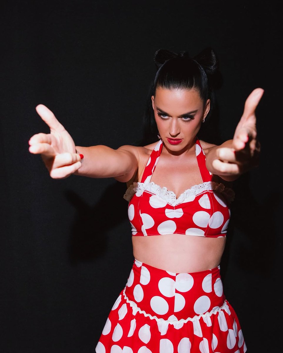 KatyActivity's tweet photo. what does this mean @katyperry 👀 https://t.co/u2goLTqd7j
