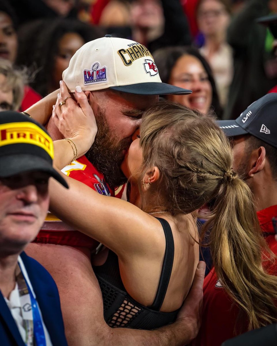 actuallyelly's tweet photo. it’s a love story, baby, just say “yes” 💍 https://t.co/jocxIwMMi3