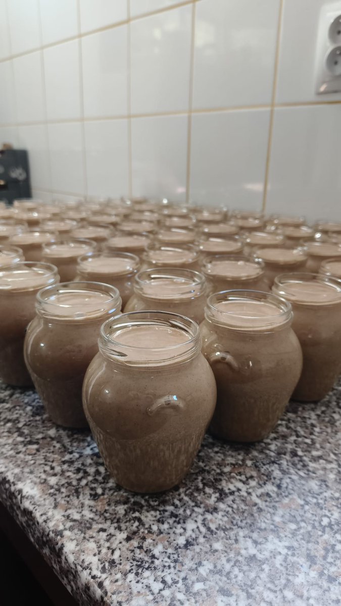 RaulGonzalesBl9's tweet photo. A po zázvoru přišla na řadu skořice. Můj nejoblíbenější, ale nečekal jsem, že 2x 84kg medu budu nalejvat celej den až do teď....Ještěže to je jediná letošní várka 🙃 https://t.co/ZFRYzoQBNR