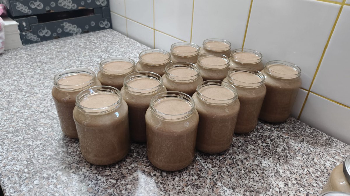 RaulGonzalesBl9's tweet photo. A po zázvoru přišla na řadu skořice. Můj nejoblíbenější, ale nečekal jsem, že 2x 84kg medu budu nalejvat celej den až do teď....Ještěže to je jediná letošní várka 🙃 https://t.co/ZFRYzoQBNR