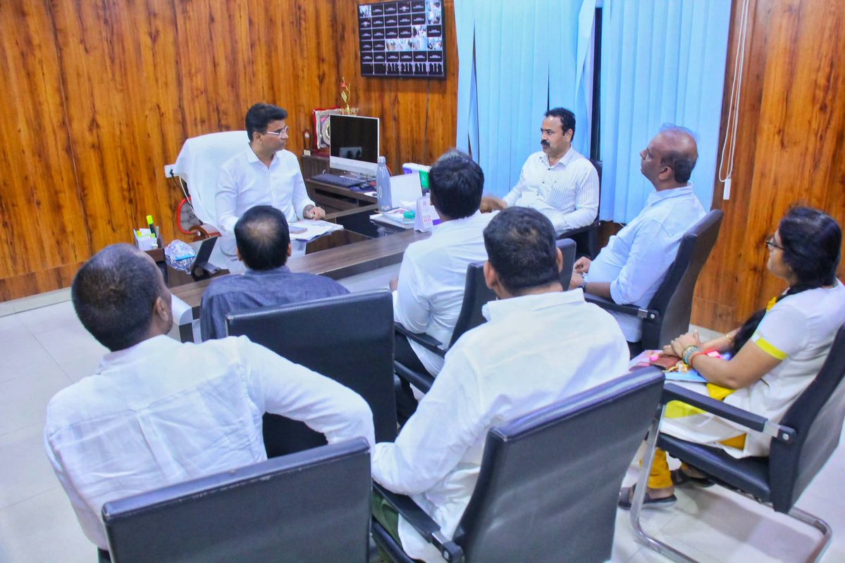 akula_bjp's tweet photo. Quthbullapur MLA K.P. Vivekanand allegedly occupied the official chair of the Nizampet D C during an  review meeting. If verified, the authorities should conduct an inquiry ,take appropriate action.@TelanganaCMO @revanth_anumula @TelanganaCS @MC_Cyberabad @CMC_Offcl @DC_Nizampet https://t.co/F2HR13eaYv