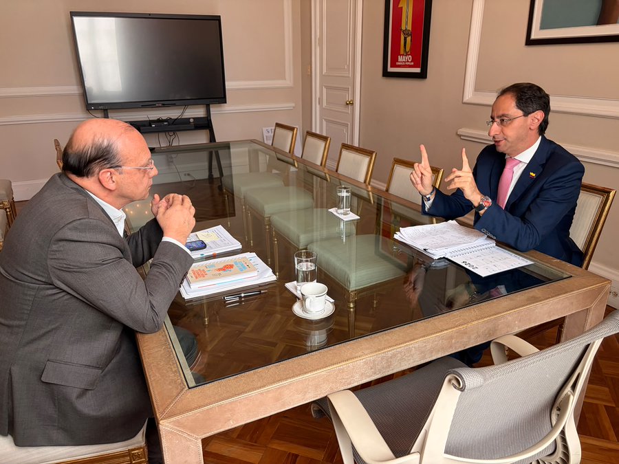 larepublica_co's tweet photo. #Atento | Se conocen las primeras imágenes entre el ministro de Hacienda, Germán Ávila y el vicepresidente electo, José Manuel Restrepo, de cara al inicio del proceso de empalme con el gobierno entrante https://t.co/ZrIl9FEJN6