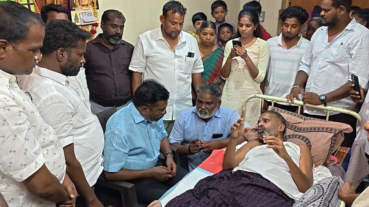 thirumaofficial's tweet photo. விழுப்புரம் மாவட்டம் செஞ்சியில் விபத்தில்  காயமடைந்து சிகிச்சை பெற்றுவரும் ஆரணி மண்டலச் செயலாளர் நன்மாறன் அவர்களை சந்தித்து நலன் விசாரித்தேன்! https://t.co/R7QymsQGTW