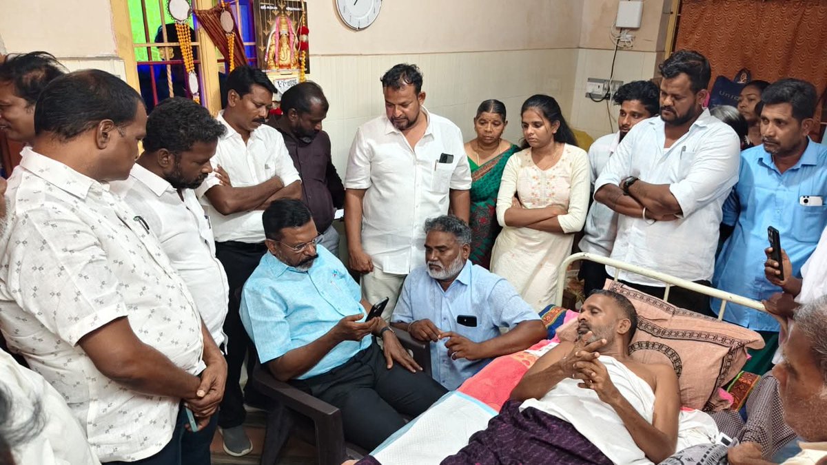 thirumaofficial's tweet photo. விழுப்புரம் மாவட்டம் செஞ்சியில் விபத்தில்  காயமடைந்து சிகிச்சை பெற்றுவரும் ஆரணி மண்டலச் செயலாளர் நன்மாறன் அவர்களை சந்தித்து நலன் விசாரித்தேன்! https://t.co/R7QymsQGTW