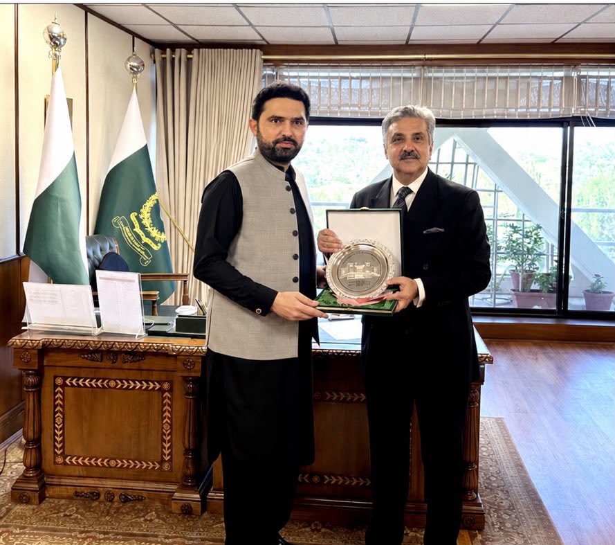 AhilsC10423's tweet photo. ڈکی بھائی کے بڑے بھائیوں کے دو انمول رتن ایک ہی فریم میں https://t.co/UXcaDp2JZ6