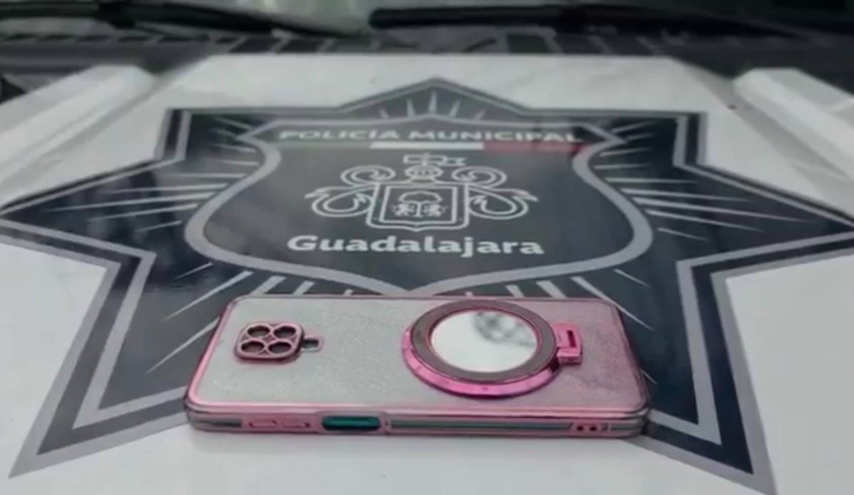 JaliscoRojo's tweet photo. En calles de la Colonia El Rosario en el municipio de Guadalajara, un hombre fue detenido luego de ser señalado de haberse robado un celular, el cual le encontraron en su poder. El sujeto tiene antecedentes penales por el mismo delito. https://t.co/PM9L2GLkHx