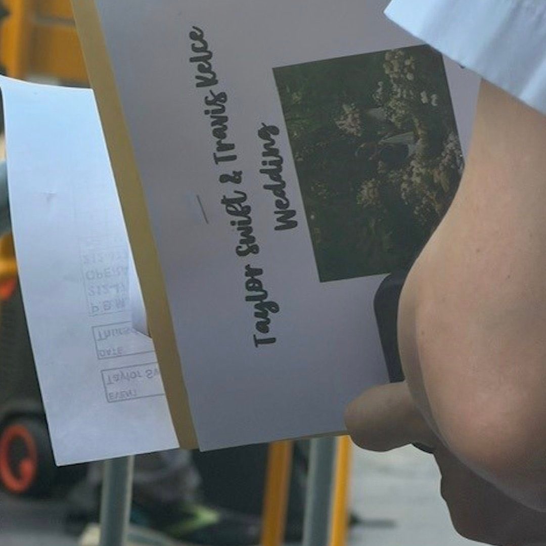 taylorswiftnbr's tweet photo. News : E a Polícia de NYC estava em  frente ao MSG , e um dos policiais foram visto segurando papéis com a inscrição :

“Casamento de Taylor Swift &amp; Travis Kelce”   com a foto que a Taylor usou para divulgar o noivado deles!

#taylorswift https://t.co/uO1WPv2XV9