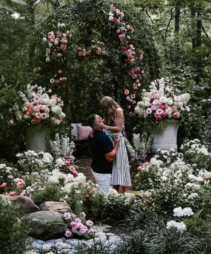 taylorswiftnbr's tweet photo. News : E a Polícia de NYC estava em  frente ao MSG , e um dos policiais foram visto segurando papéis com a inscrição :

“Casamento de Taylor Swift &amp; Travis Kelce”   com a foto que a Taylor usou para divulgar o noivado deles!

#taylorswift https://t.co/uO1WPv2XV9
