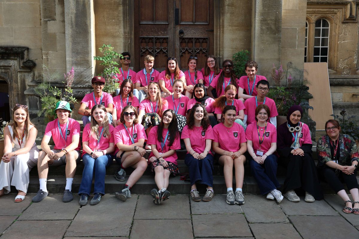 ExeterCollegeOx's tweet photo. 🎉 That's a wrap on our July #OxOpenDays!

Over the past two days, we welcomed more than 5,000 people through Exeter's gates.

Thank you to Student Ambassadors, Fellows, tutors and staff for making the Open Days such a success.

We'll see you again on 18 September! 👋 https://t.co/a82WTsqcKZ