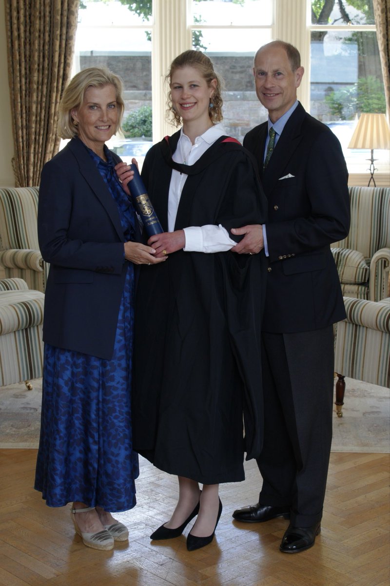 RE_DailyMail's tweet photo. Lady Louise Mountbatten-Windsor has graduated today from St Andrew’s University with a degree in English Literature and International Relations. Here she is with proud parents the Duke and Duchess of Edinburgh.
📸 University of St Andrew’s https://t.co/k6nEIl9Cxz