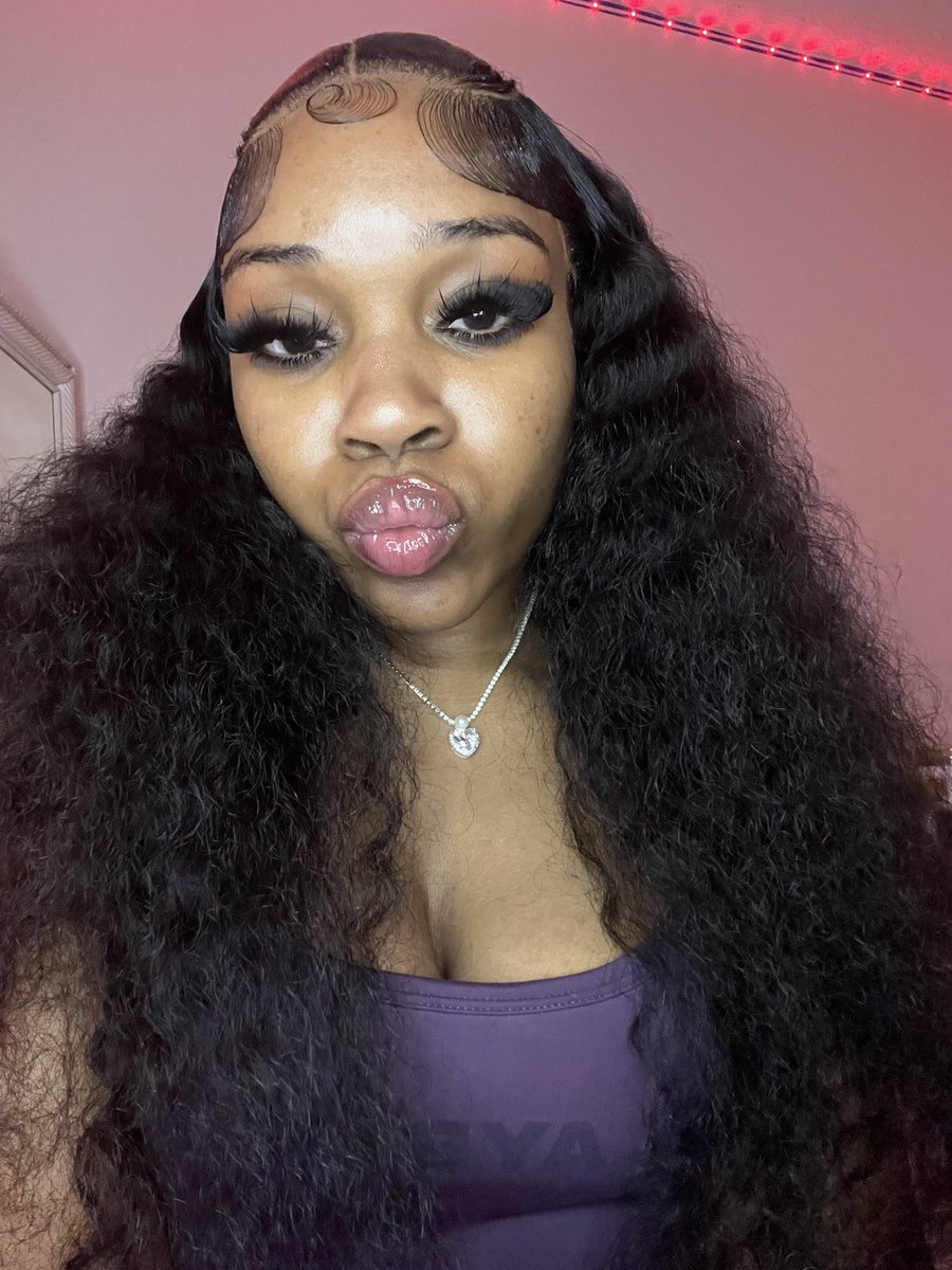 heluvdraco's tweet photo. dump frm my 18th bday #pyt #barelylegal #lips #brownskin https://t.co/GMIBjbDGgf