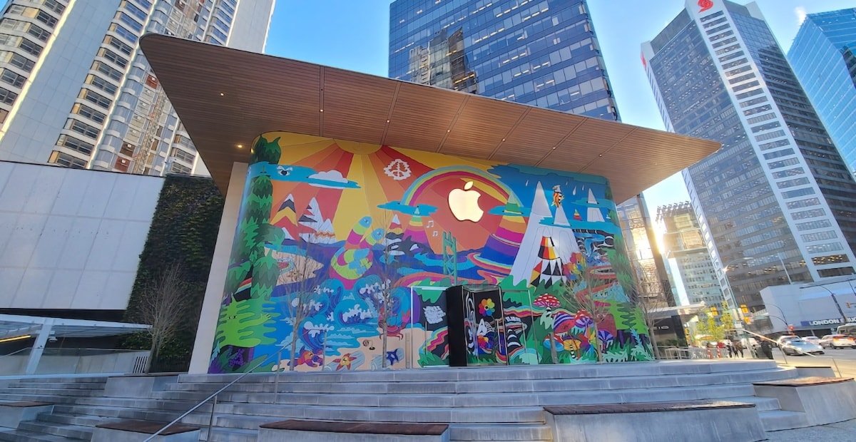 BasicAppleGuy's tweet photo. Really want to find a way to turn Vancouver's Pacific Centre Apple Store mural into a desktop wallpaper. https://t.co/wconpZ2rkW