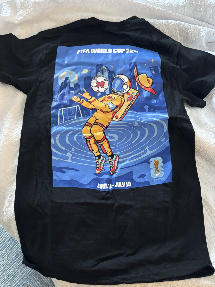 akihironomuraFF's tweet photo. FIFAワールドカップ2026
開催都市ごとに
Host City Poster のデザインがあり
これがまた、各都市ごとに特徴があって
面白いのです👏

ダラスはカウボーイが
オーバーヘッドキック…

モンテレイはメキシコ風なデザイン

NASAの宇宙センターがある
ヒューストンは
宇宙服をきた宇宙飛行士が
胸トラップ？を…

そして、今日移動してきた
アトランタは桃の名産地ということで
桃🍑桃のデザイン…

ステッカーやTシャツにもなったいるので
お土産におすすめ‼️

ヒューストンのデザインの
Tシャツを息子のお土産に
購入しました✌️