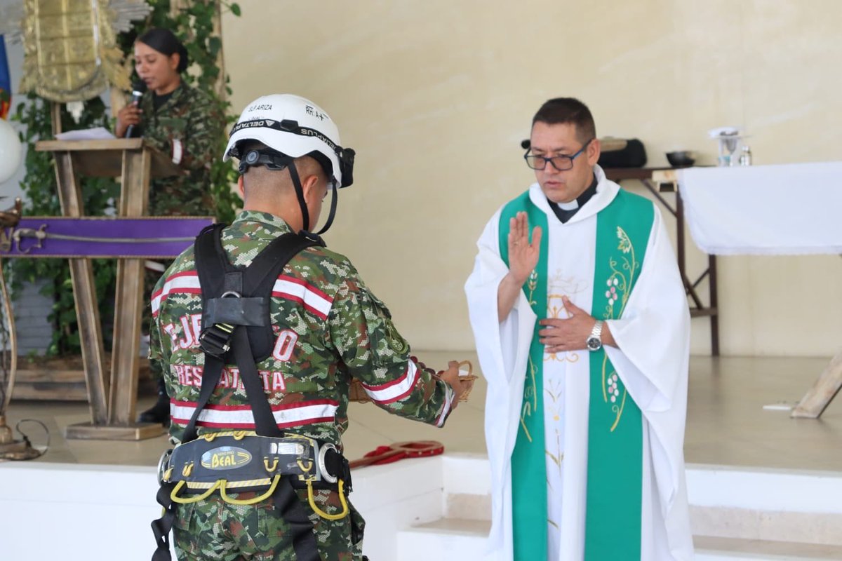 Ingenieros_EJC's tweet photo. #BRIAD | Con una solemne eucaristía de acción de gracias dieron inicio los actos protocolarios de transmisión de mando de la Brigada de Ingenieros de Atención y Prevención de Desastres.

Durante la ceremonia, se elevó una oración de gratitud por la gestión, entrega y liderazgo del señor Coronel Wilsón Eduardo Martínez Escobar al frente de esta unidad, destacando su compromiso con el servicio a los colombianos.

De igual manera, se encomendaron a Dios los nuevos retos y destinos de quienes integran la Brigada, para que continúen cumpliendo su misión con vocación, profesionalismo y espíritu de servicio en beneficio del país.

#IngenierosMilitares
#SiempreATuLado