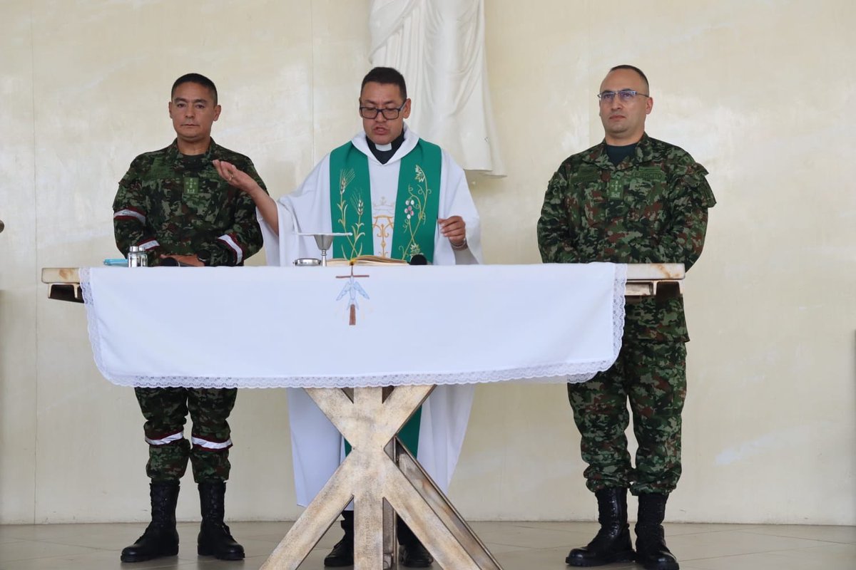 Ingenieros_EJC's tweet photo. #BRIAD | Con una solemne eucaristía de acción de gracias dieron inicio los actos protocolarios de transmisión de mando de la Brigada de Ingenieros de Atención y Prevención de Desastres.

Durante la ceremonia, se elevó una oración de gratitud por la gestión, entrega y liderazgo del señor Coronel Wilsón Eduardo Martínez Escobar al frente de esta unidad, destacando su compromiso con el servicio a los colombianos.

De igual manera, se encomendaron a Dios los nuevos retos y destinos de quienes integran la Brigada, para que continúen cumpliendo su misión con vocación, profesionalismo y espíritu de servicio en beneficio del país.

#IngenierosMilitares
#SiempreATuLado