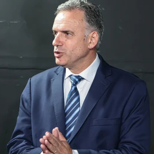 portalmvd's tweet photo. ORSI DEFENDIÓ LA RENDICIÓN Y DIJO QUE “CALLARSE” SERÍA UN ERROR POLÍTICO

Yamandú Orsi defendió la Rendición de Cuentas y dijo que su gobierno decidió priorizar a quienes “la están pasando peor”. Afirmó que hubo avances, pero admitió problemas en pobreza, costo de vida, vivienda e informalidad.

Orsi afirmó que “callarse las buenas noticias” no es humildad y sería “un serio error político”, aunque reconoció que muchas medidas “todavía no se sienten o no se ven”.

Números
Sostuvo que el salario real está en su nivel más alto en 50 años, que la inflación es la más baja en 70 años y que más de 300 personas que vivían en la calle hoy trabajan.

Infancia
El gobierno creó una asignación única para la infancia y adolescencia. Según Orsi, más de 50.000 niños ingresarán al nuevo sistema, con un aumento promedio superior al 80% para los más chicos.

Seguridad
El presidente dijo que se sumaron 300 cargos policiales y que se fortaleció el sistema penitenciario, dentro de una Rendición que busca reasignar recursos hacia áreas prioritarias.

Contexto
Orsi dijo que su gobierno recortó misiones oficiales y protocolos para aprovechar mejor los recursos. “La economía está al servicio de la gente y no al revés”, afirmó.

(+) en Montevideo Portal: https://t.co/BPNEkMWk9Q