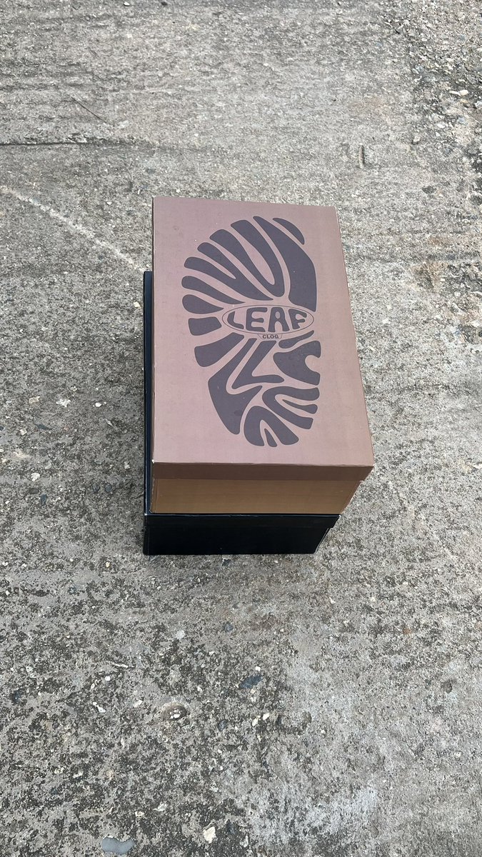 daniel_adetona's tweet photo. my dreams of having my own shoe company are coming to pass😭

leaf clogs drop this month🍃👞 https://t.co/MxlBf8xcsn